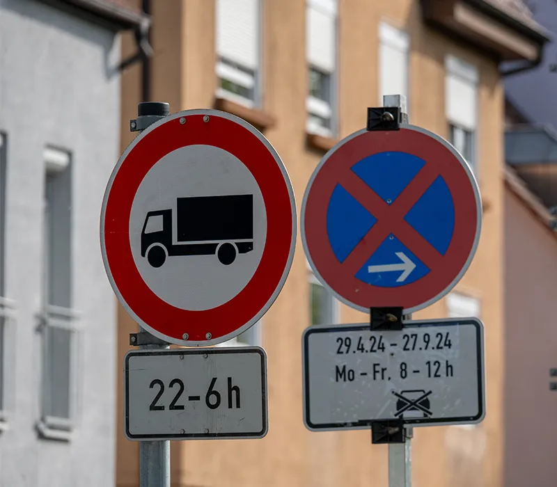 Mobile Verkehrsschilder die für einen Umzug aufgestellt wurden