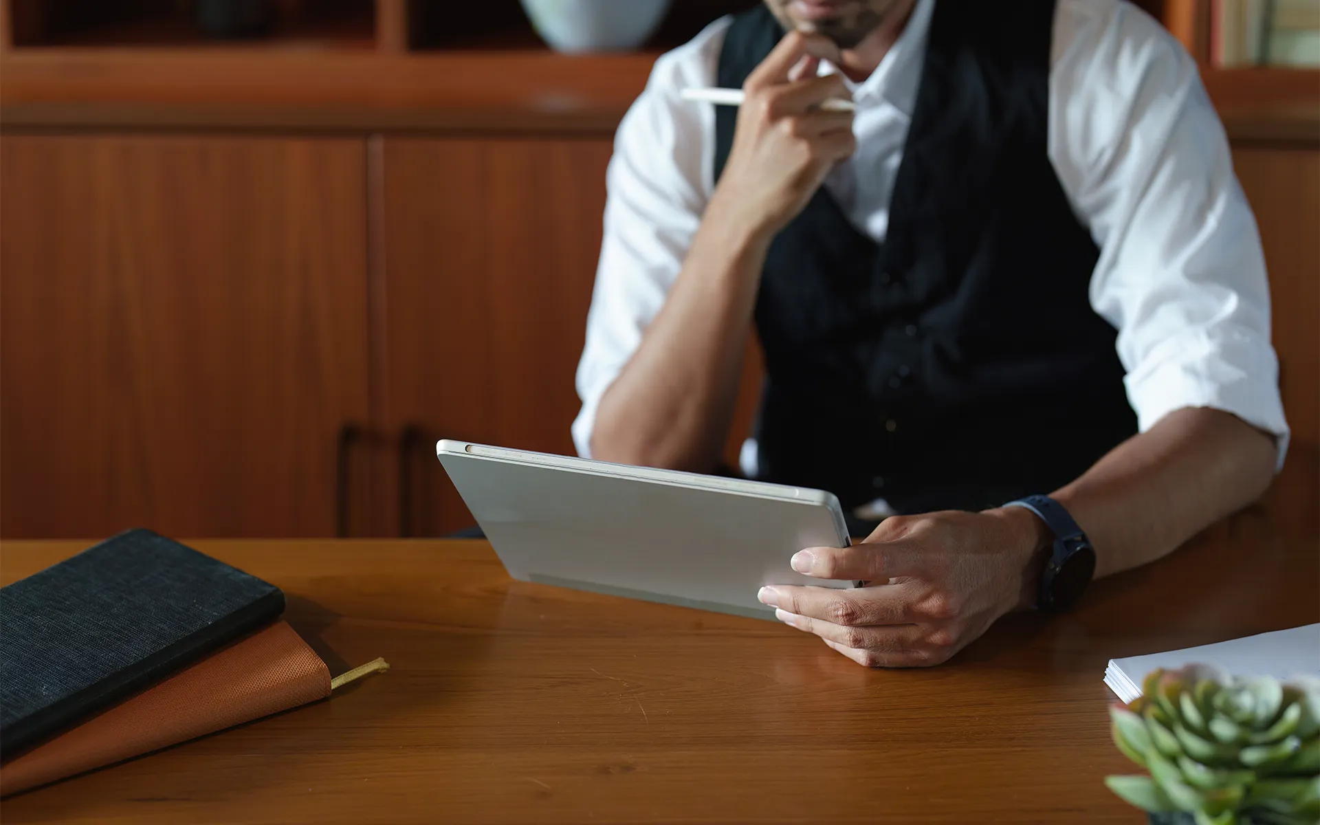Mann beim Benutzen eines Mobile Tablets