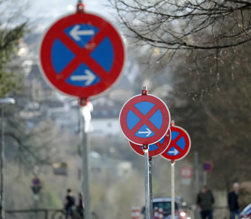 Halteverbotsschilder auf einer Straße