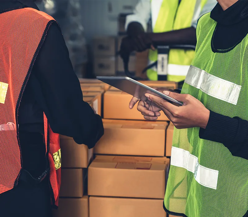 Materiallieferung Arbeiter nehmen die Lieferung entgegen