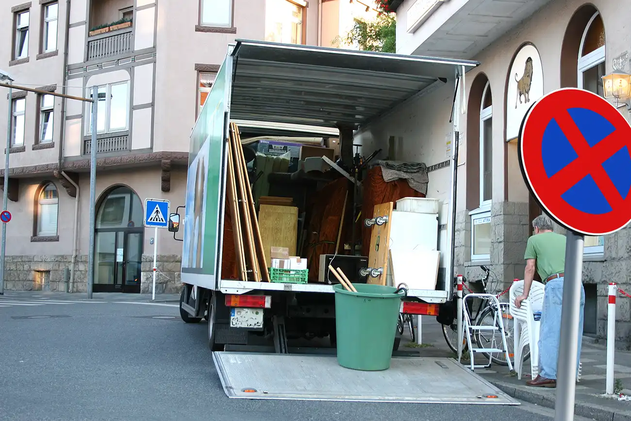 Halteverbotsschild hält den Platz für Umzugswagen frei