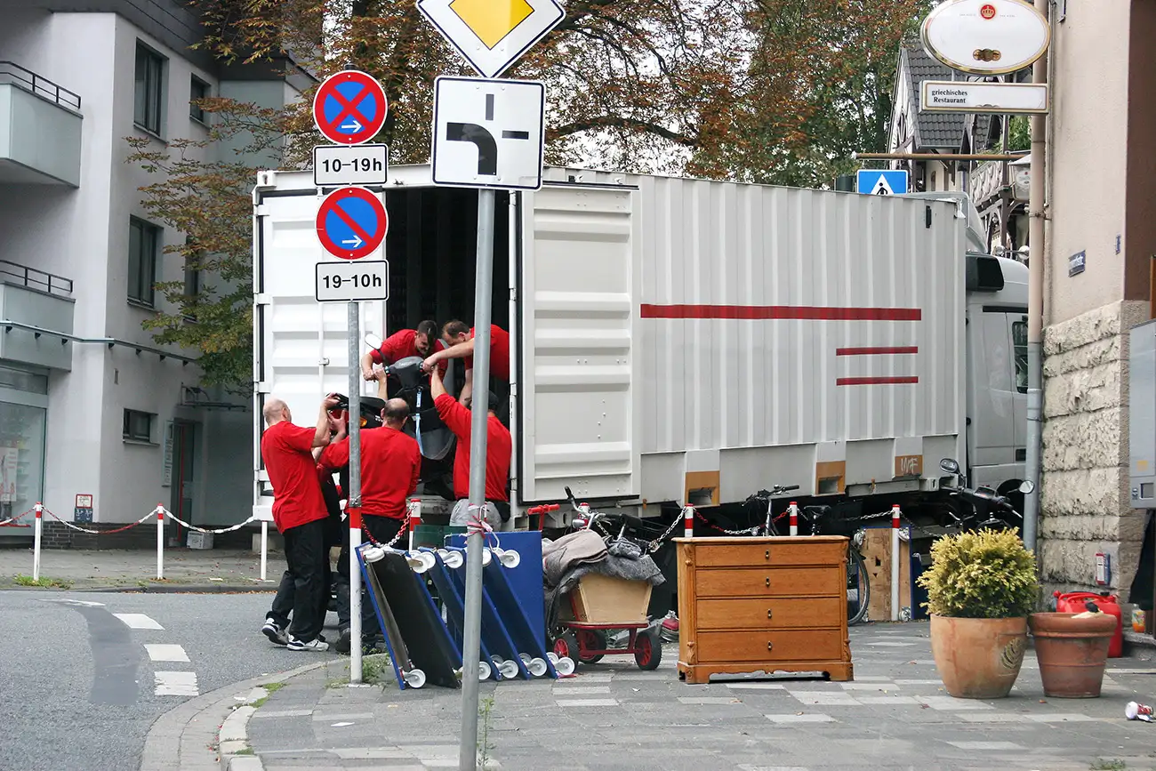 Umzugshelfer beim Beladen eines Umzugswagens