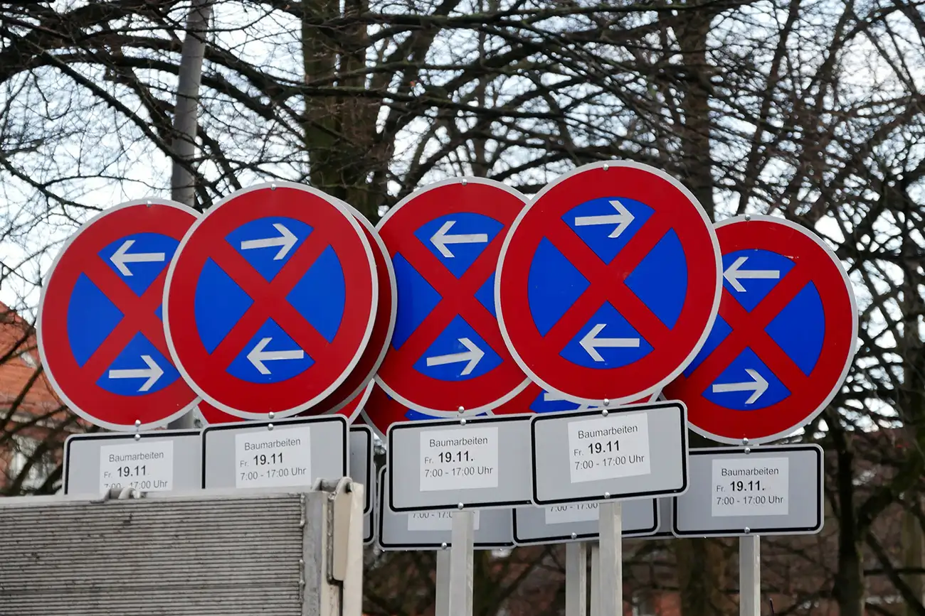 Halteverbotsschilder warten auf Ihre Aufstellung