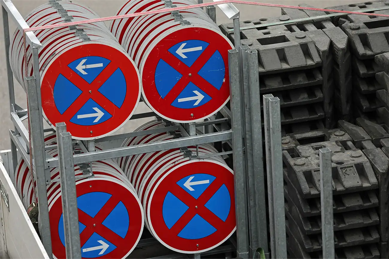 Neue Verkehrszeichen und Zubehör im Lager