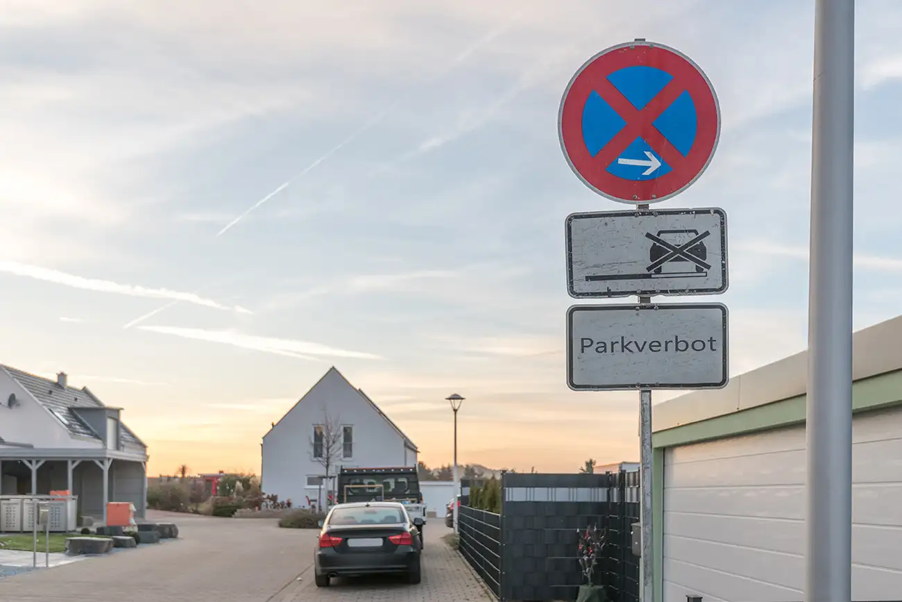 Halteverbotsschild in einer Wohnstraße
