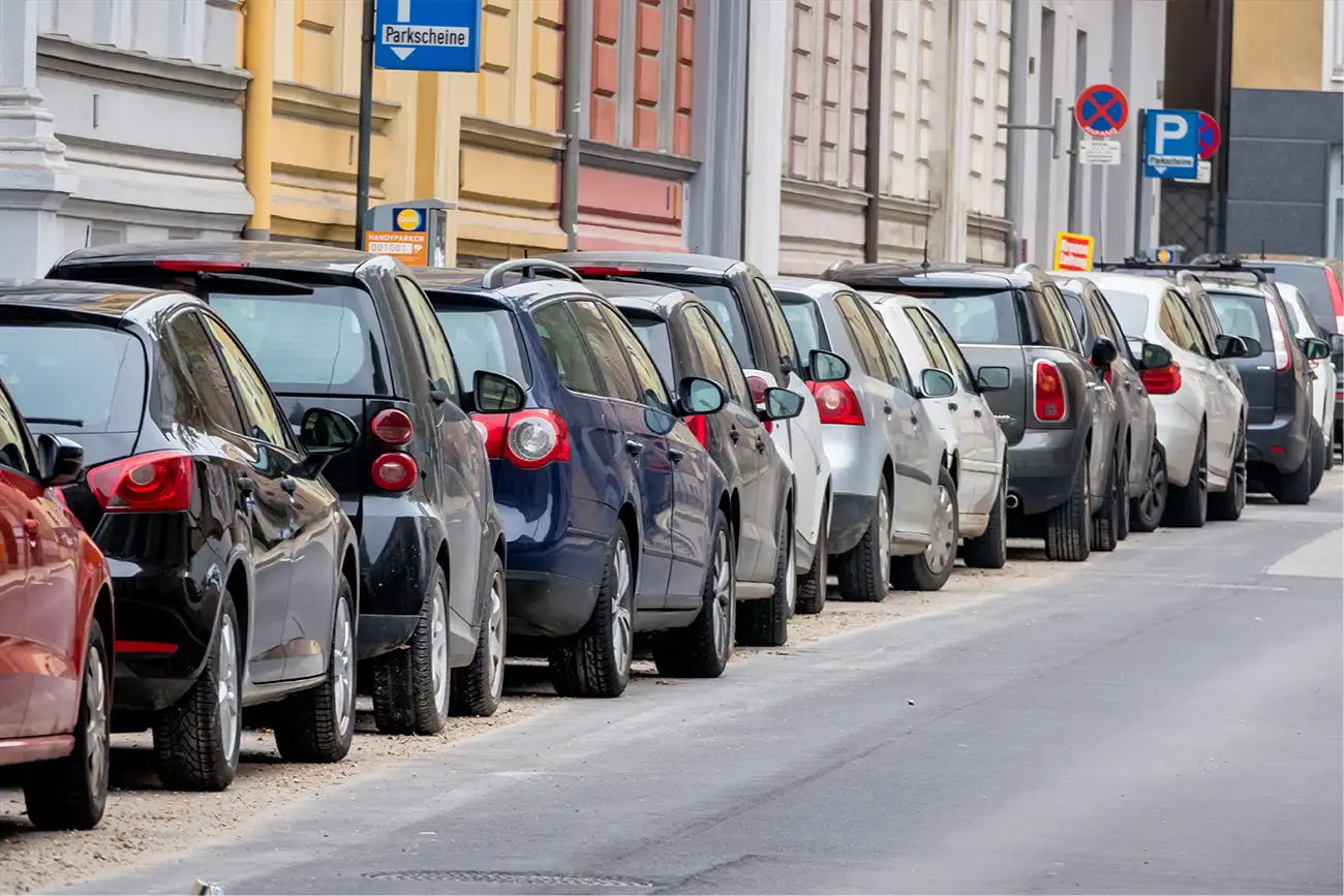 Parkende Automassen am Straßenrand