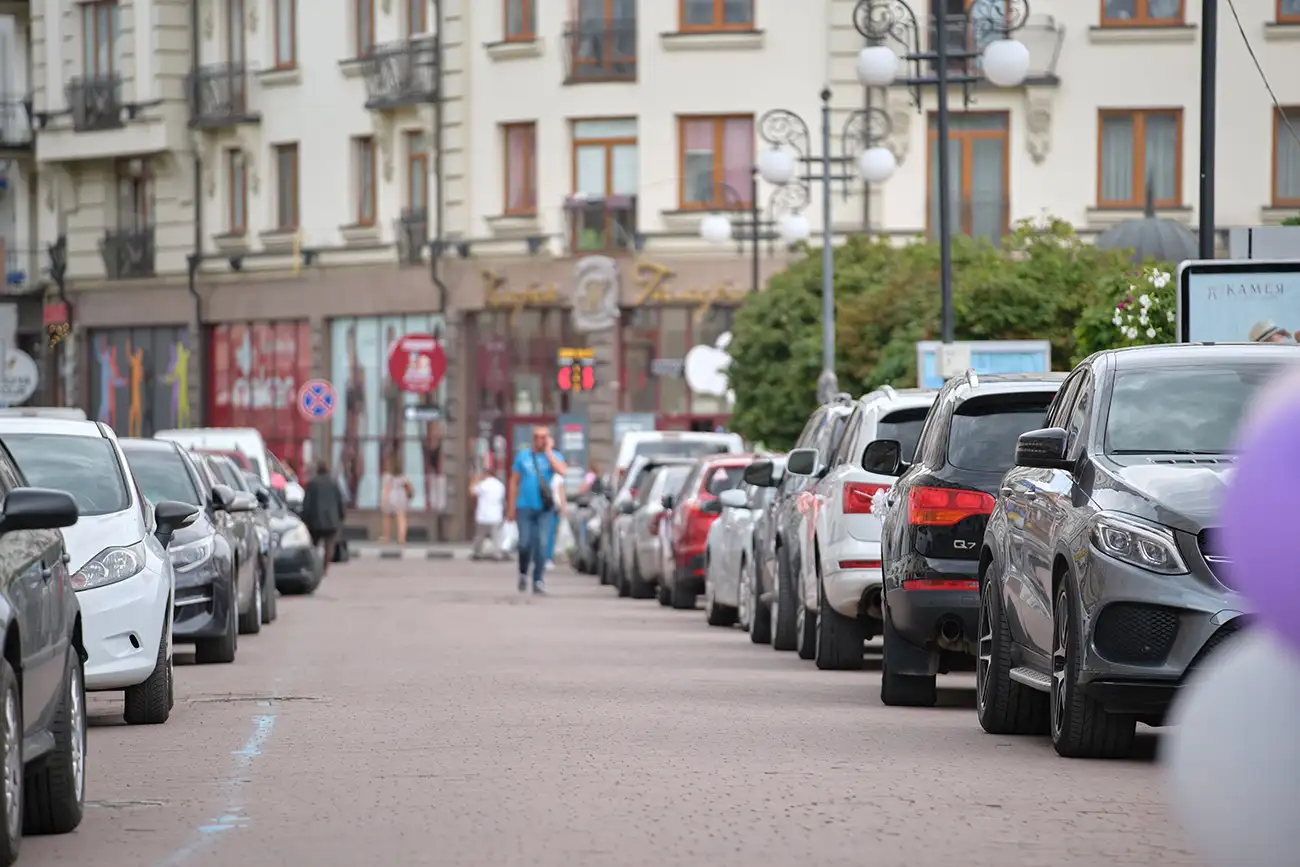 Vollgeparkte Straße - kein Platz für den Umzugswagen ohne Halteverbotszone
