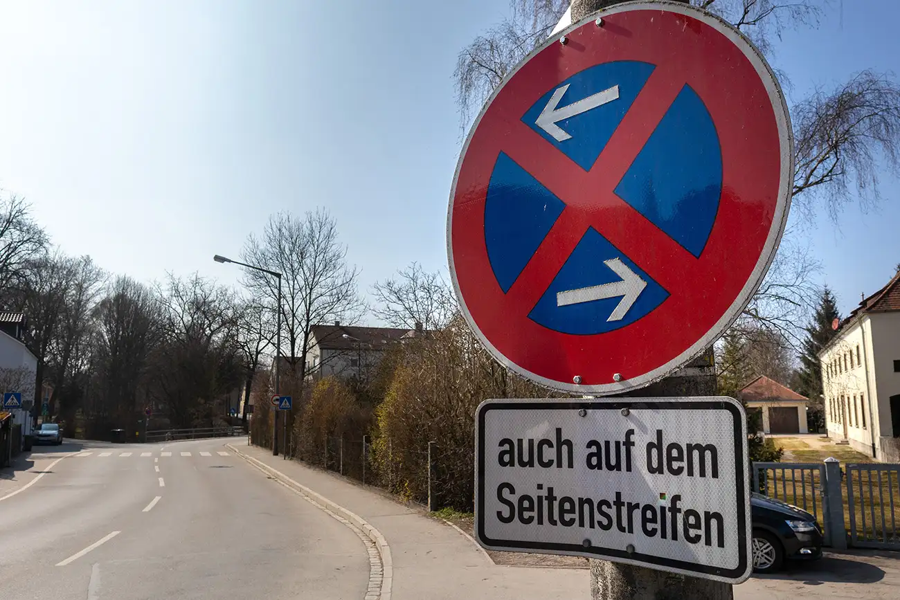 Halteverbotsschild am Rand einer Wohnstraße