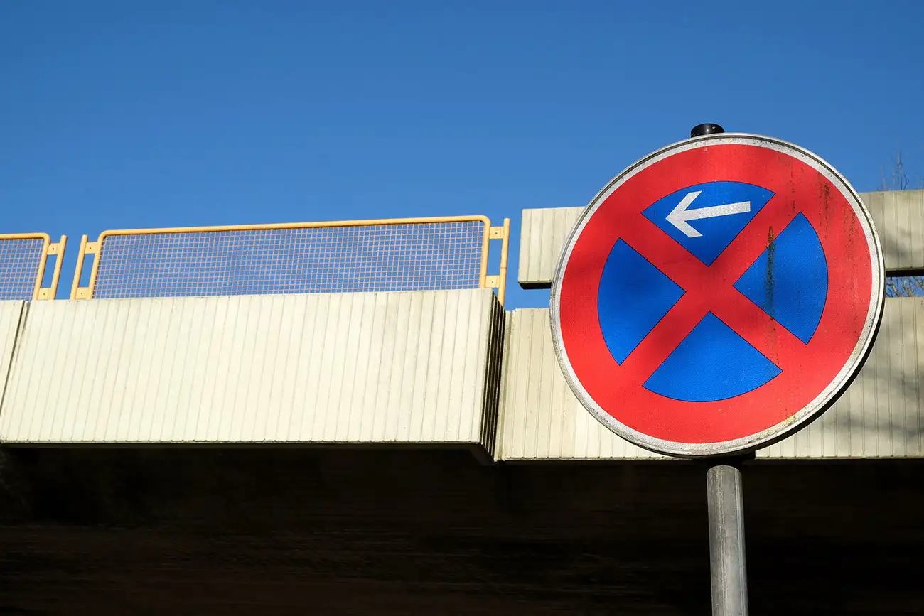 Parkverbotsschild vor einem Gebäude