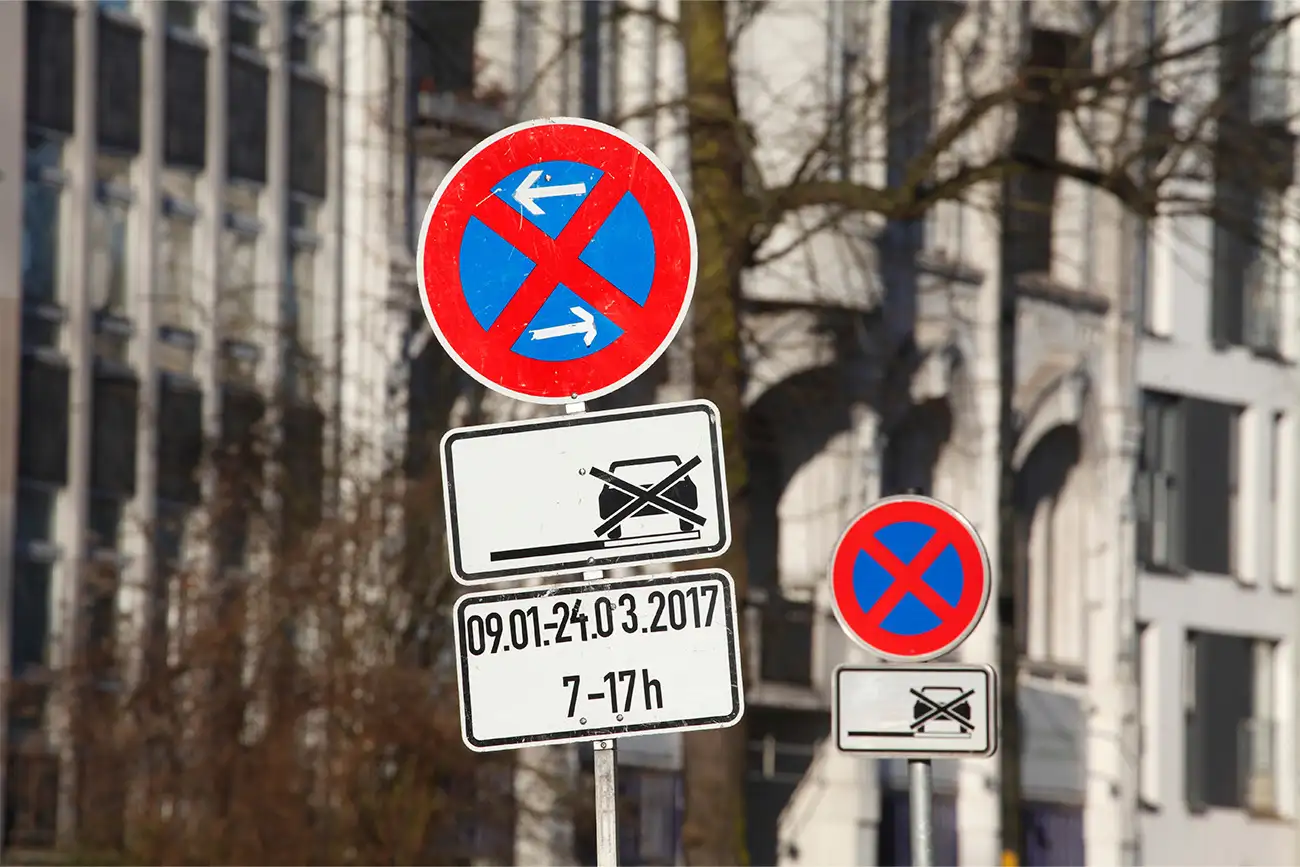 Halteverbotsschilder in einer Straße