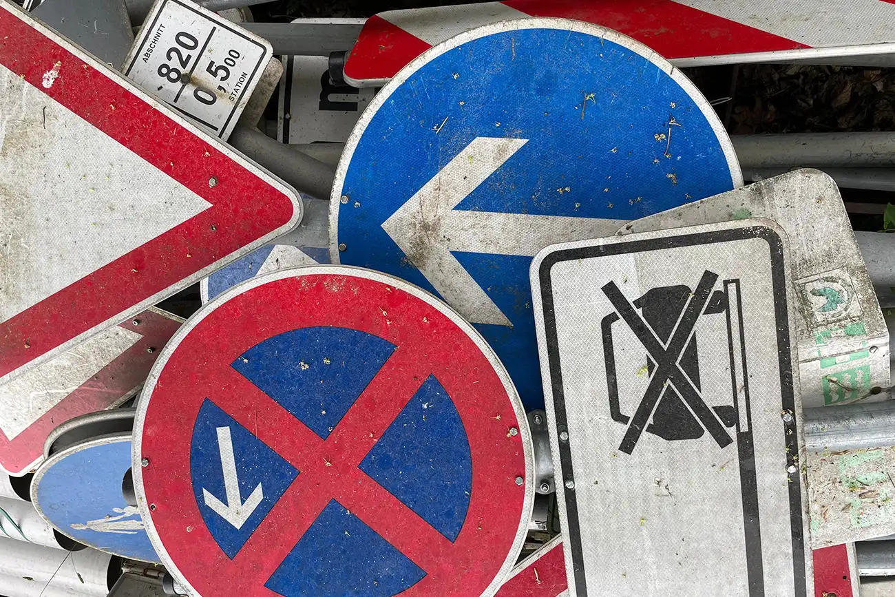 Halteverbotsschild liegt zwischen anderen Verkehrsschildern