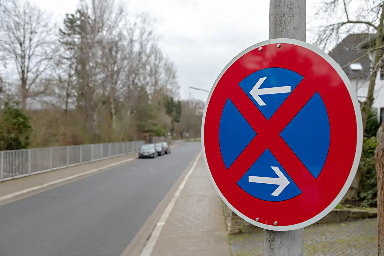 Halteverbotsschild aufgestellt an einer Allee