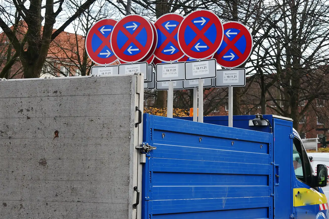 Halteverbotsschilder werden auf einem offenen Lieferwagen transportiert