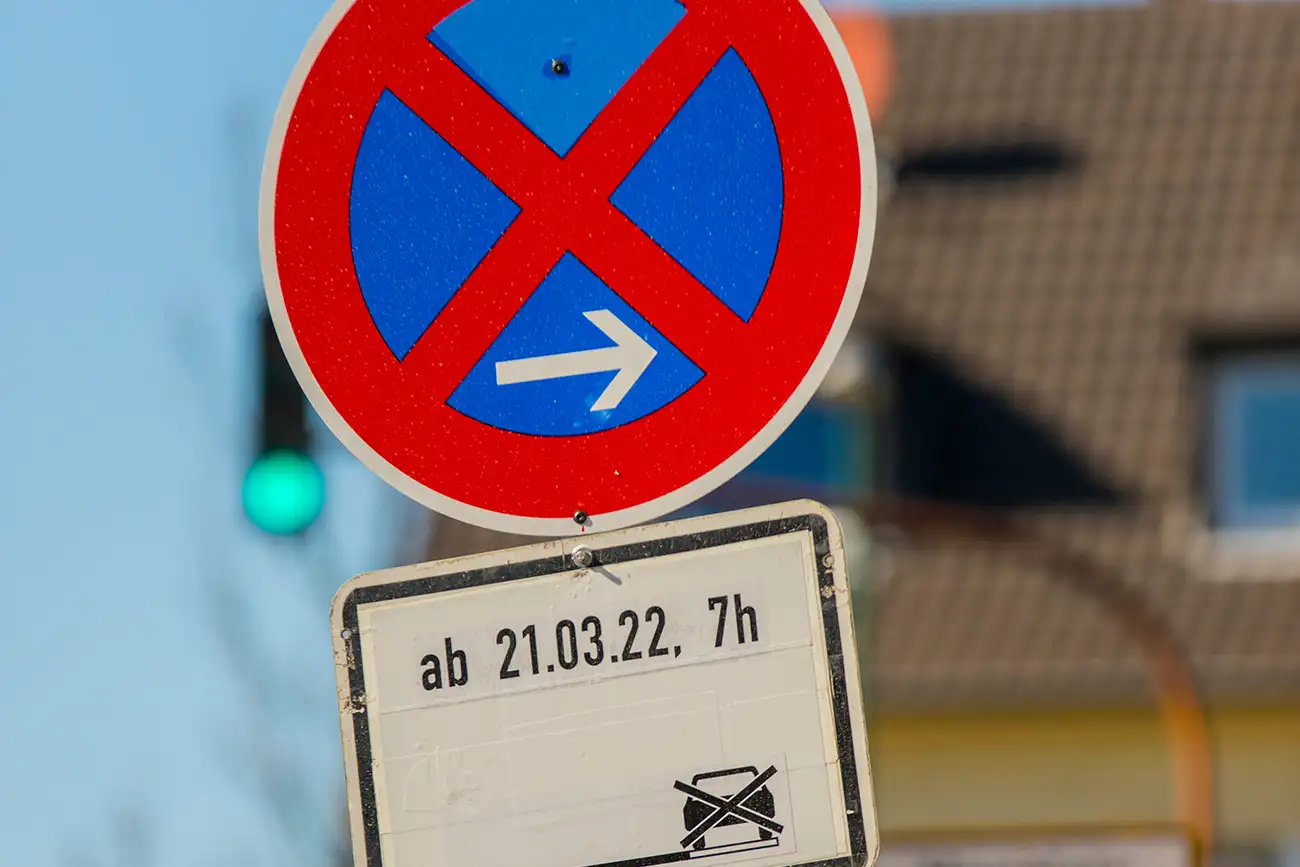 Halteverbotsschild an einer Straßenecke