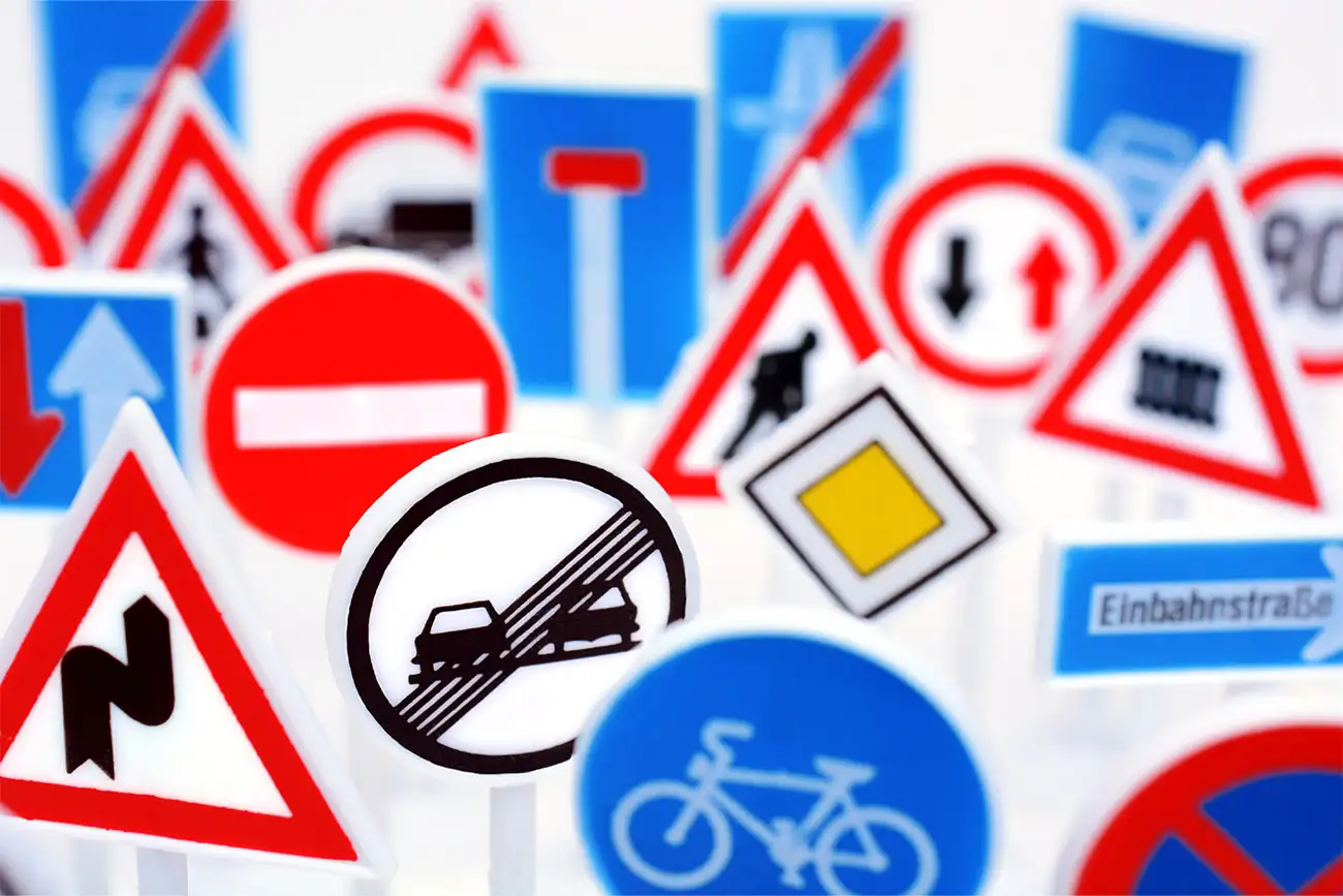 Mix von Verkehrszeichen aller Art
