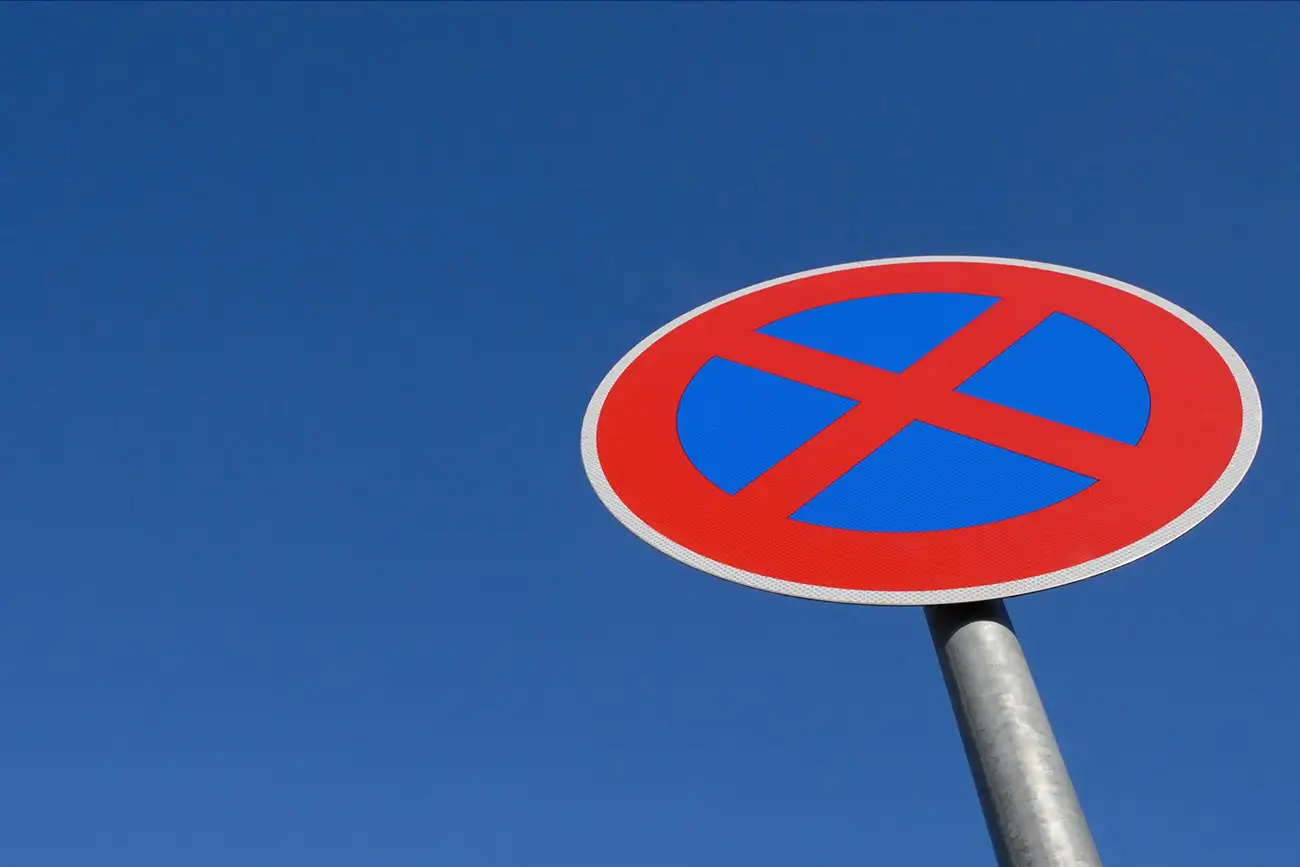 Halteverbotsschild vor blauem Himmel