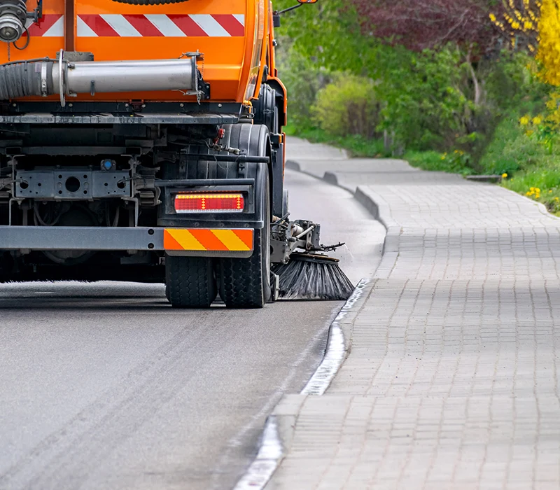Straßenreinigung durch ein Reinigungsfahrzeug